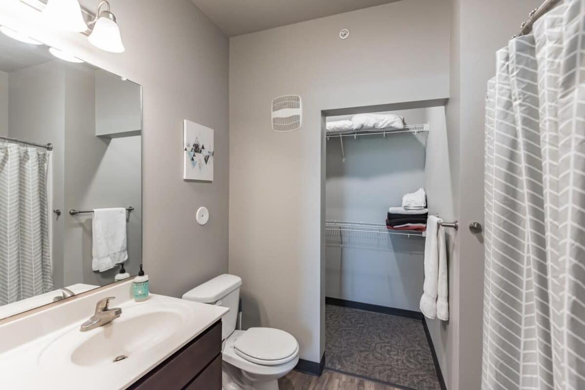 Spacious 2Br Suite Plus Patio Near Iowa State เอมส์ ภายนอก รูปภาพ