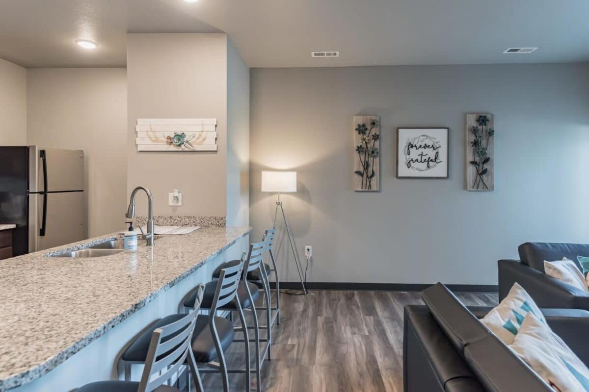 Spacious 2Br Suite Plus Patio Near Iowa State เอมส์ ภายนอก รูปภาพ