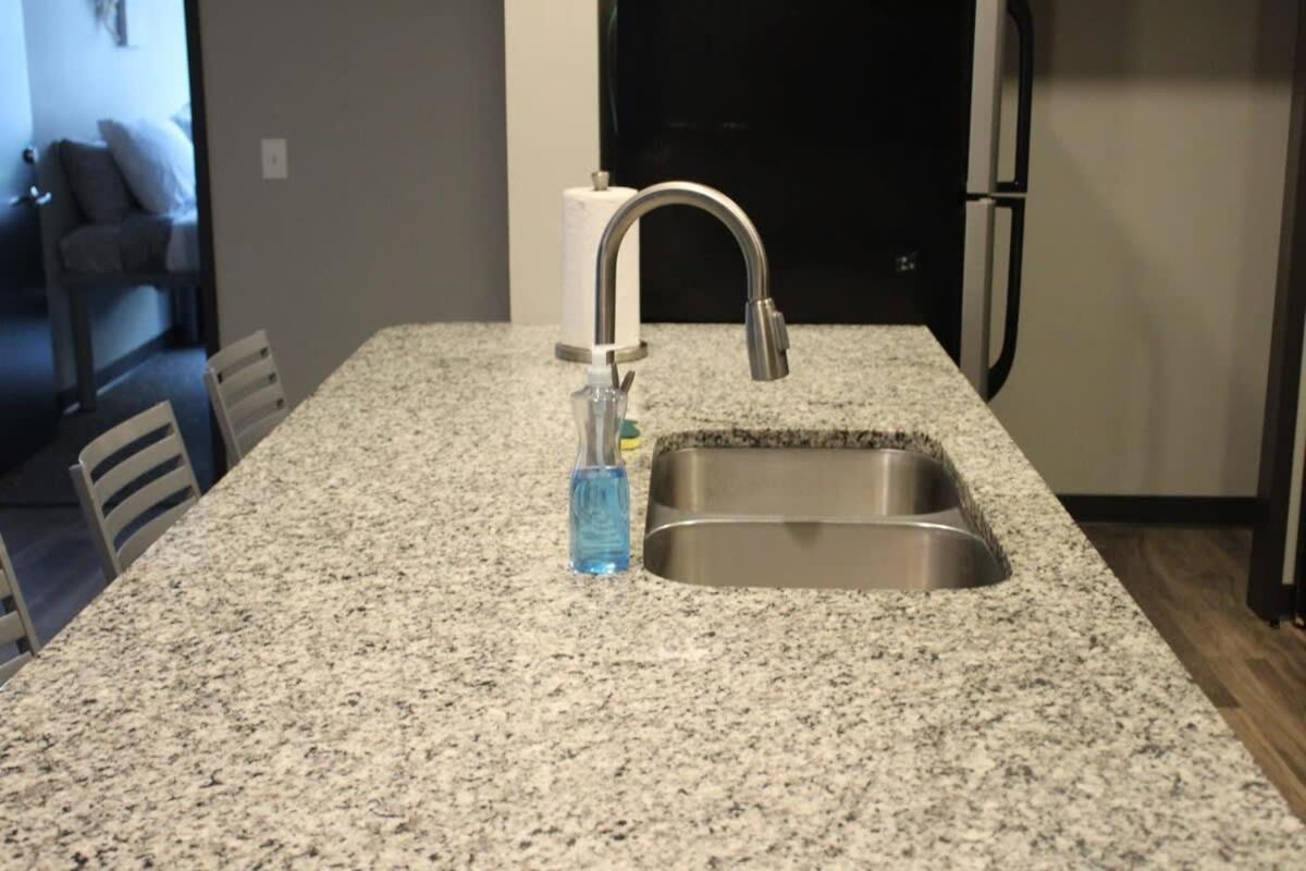Spacious 2Br Suite Plus Patio Near Iowa State เอมส์ ภายนอก รูปภาพ