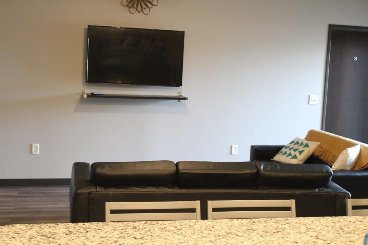Spacious 2Br Suite Plus Patio Near Iowa State เอมส์ ภายนอก รูปภาพ