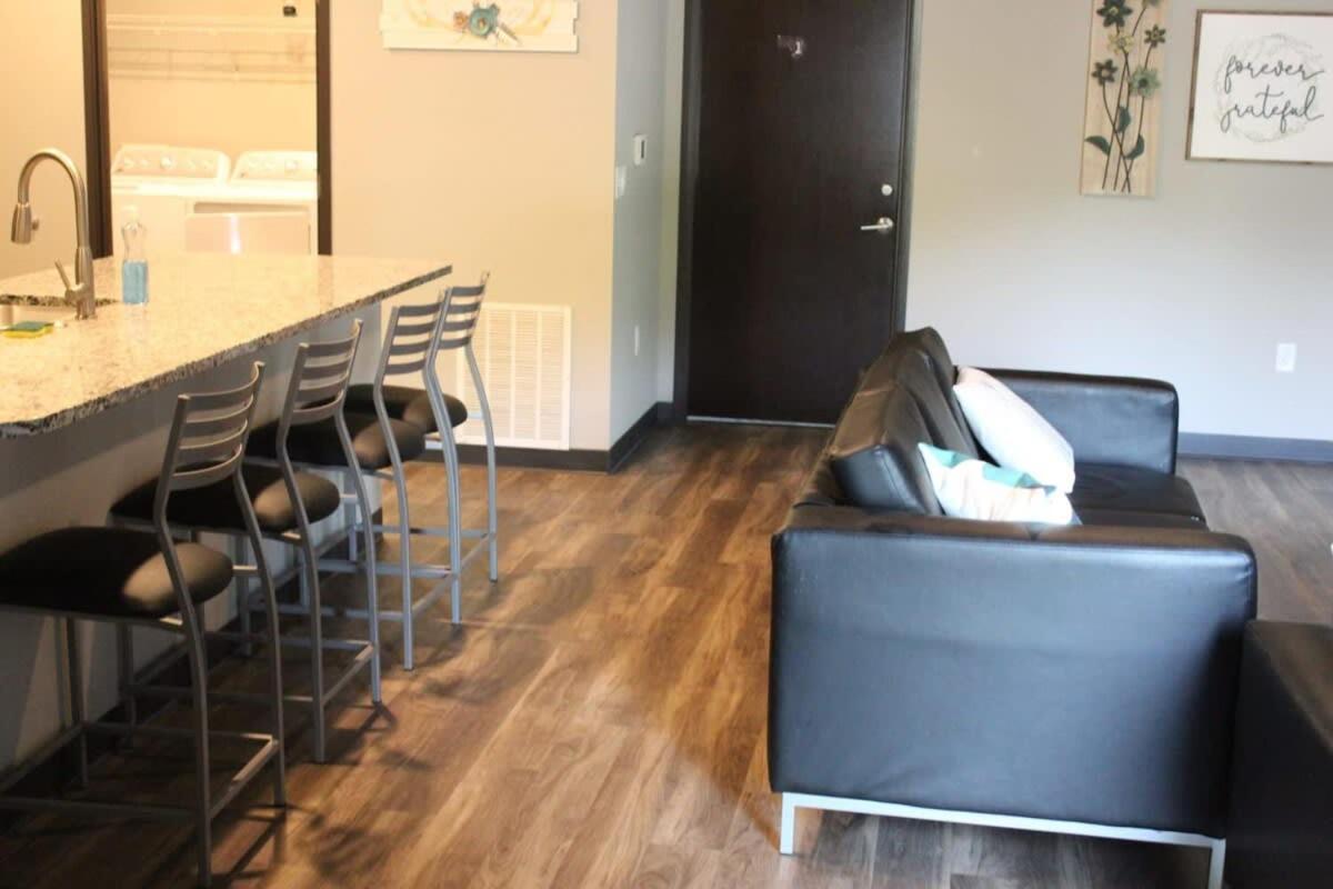 Spacious 2Br Suite Plus Patio Near Iowa State เอมส์ ภายนอก รูปภาพ